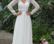 Koronkowa suknia ślubna boho z długim rękawem z kolekcji 2020 r. pracowni sukien ślubnych i wieczorowych DAMA Couture, w kolorze ecru (mleczno biała). Jest to romantyczna i rustykalna suknia ślubna z dekoltem, uszyta z jedwabnego szyfonu (podobnej do muślinu) i boho koronki. Sukienka jest gładka i zwiewna, o kroju prostych sukien ślubnych bez tiulu. Posiada rozcięcie na nogę. Jest skromna, ale może być uszyta z trenem. Możliwe są także kroje sukienek plus size.nnhttps://damacoutu
