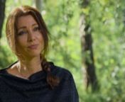 “You have to talk about what’s happening outside the window,” says the award-winning British-Turkish novelist Elif Shafak in this video, where she speaks forcefully about the importance of sisterhood and global solidarity, and about the novel as an increasingly needed democratic space. ntnShafak was raised by two women – her mother and grandmother – which she feels gave her an early sense of being different: “Throughout my life, I felt like an insider-outsider, always on the peripher