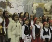 El Coro Parroquial de Niños interpreta sendos villancicos de John Lenon y Rosa