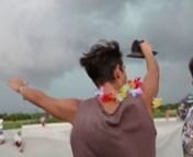 Am Samstag den 2. August wurde im Skatepark „Im Gefilde“ jeder mit einem relaxtem Aloha und einer Blumenkette zum „Hula Hula Concrete Surf“ begrüßt.nnBei bestem Skate- und Urlaubswetter fanden sich ca. 50 Skateboarder ein, einige von ihnen sogar in Hawaiihemden und Baströcken. Es kamen auch zahlreiche neugierige Zuschauer die einen Tag Urlaub im Beton Flowpark dringen nötig hatten.nnAus den Lautsprechern schallte den ganzen Tag 50er &amp; 60er Jahre Surf Rock. Gummipalmen, Surfboards