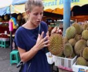 Le Durian, ce fruit d&#39;Asie que je déteste profondément car il pue affreusement et me lève le coeur à chaque fois que je le croise sur mon chemin !!!! Je me devais d&#39;y goutter au moins une fois dans ma vie.... En effet, il est interdit dans la plupart des endroits publiques en Asie de part son odeur nauséabonde.