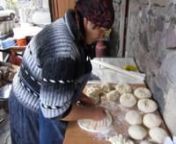 Pierwszy odcinek naszej serii o kuchni gruzińskiej - Gruzińskie smaki i aromaty. Na początek chaczapuri imeretyńskie -- wywodzące się z regionu Imeretii jednak popularne w całej Gruzji.nn