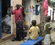 Site officiel et achat DVD sur https://www.acrobatesfilms.frnnRéalisé par Christian LajoumardnnDans un quartier périphérique de Lomé, la capitale du Togo, Danaye Kanlanfei a créé au coeur même de sa maison, un lieu dédié aux marionnettes. Des marionnettes qu’il a créées au fil des ans et qui se partagent tout l’espace avec les enfants du voisinage. Danaye, qui a été le directeur du Théâtre National de Marionnettes du Togo, passe le plus clair de son temps dans cette maison. I