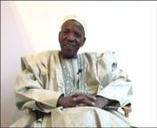 Né en 1935 à Soloba (dans le cercle de Yanfolia) au Mali, Malick Sidibé perd son père très jeune. Des problèmes de vue éloignent ce fils de paysan des travaux de la terre auxquels il était destiné. Il effectue sa scolarité à Bougouni, à 160 kilomètres au Sud de Bamako où il se fait remarquer par ses talents de dessinateur.nEn 1951, un administrateur colonial l’aide à s’inscrire à l’Ecole des artisans soudanais où il se spécialise en bijouterie. Durant cette période, il e