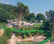 La Rocca Camp è uno splendido complesso turistico all’aria aperta affacciato sulla sponda veronese del Lago di Garda, in un’oasi verde accanto al paese di Bardolino. Accogliente e moderno, dispone di strutture con i piu’ elevati standard turistici per un campeggio. Qui si fondono natura lussureggiante, relax, cultura, cucina tipica, sport e divertimento, rendendolo il luogo ideale per la vacanza di adulti e bambini.nnL’accesso immediato del campeggio alla spiaggia a lago, consente di ac