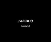 Natura presenta en esta nueva temporada un fashion film que nos traslada a un universo íntimo y delicado donde las flores despigmentadas y la piel tatuada de Anh Wisle hablan un lenguaje universal.