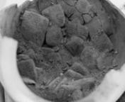 Asurlu tüccarlar, yaklaşık 4000 yıl önce Orta Anadolu’ya yerleştiler. Mezopotamya’nın kuzeyinden, Asur’dan geliyorlardı.nOnların öykülerini, zamana karşı direnebilmiş olan kil tabletlerindeki yazışmalardan öğreniyoruz. Kültepe arkeolojik şehrinden şimdiye dek 22500&#39;den fazla kil tablet çıkarıldı.nMezopotamya&#39;ya ait bu kil tabletler Anadolu&#39;ya nasıl gelmişti ve bize ne anlatıyorlar?nAssurlu bir kadın olan Tarām-Kūbi&#39;nin sesiyle, Kaniş&#39;teki kocası ve erkek