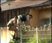 Um ladrão furtava uma residência no Jd. Champagnat em Londrina quando policiais da Rotam chegaram. Muito corre corre e o bandido saiu pulando vários muros na tentativa do cavalo louco. E claro, os policiais o prenderam!