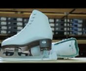 Un modelo perfecto para comenzar con la práctica de patinaje en hielo, Riedell se distingue por ser una marca que ha evolucionado la tecnología permeable y funcionamiento de los patines de hielo y quads.