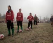 Sabera Azizi liebt den Fußball. Dreimal pro Woche schnürt die 22-Jährige die Stollenschuhe, um Technik, Taktik und Torschuss zu üben. Durchsetzungsvermögen braucht sie nicht nur auf dem grünen Rasen: Sabera ist Mitglied der Frauen-Nationalmannschaft Afghanistans. Immer wieder wird sie damit konfrontiert, dass die Gesellschaft eine andere Rolle für sie vorgesehen hat. nnIm Fotofilm