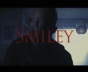 SmileynnSmiley, film diretto da Michael J. Gallagher, segue le vicende che ruotano attorno alla figura di un inquietante serial killer con il viso mutilato da cicatrici a forma di sorriso. Secondo una leggenda che circola su internet, ogni volta che in una chat si scrive tre volte