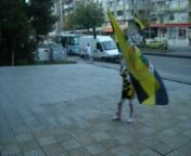 Lara, aldığı yeni forması ile 3-1 biten Fenerbahçe Galatasaray maçı öncesi Fenerium önünde bayrak sallıyor :)