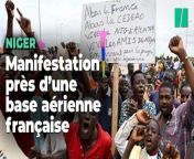 Des milliers de partisans du régime militaire au Niger ont manifesté ce vendredi 11 août près de la base aérienne française à Niamey, après le feu vert donné par des dirigeants ouest-africains à l’usage de la force pour rétablir le président Mohamed Bazoum renversé par un coup d’État.&#60;br/&#62;&#60;br/&#62;Le rassemblement s’est tenu dans le calme, au lendemain d’un sommet de la Communauté économique des États d’Afrique de l’Ouest (Cedeao) qui a donné son accord à une possible intervention militaire pour rétablir l’ordre constitutionnel.