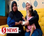 Mentally disabled TikToker Nor Komariah Mohd Khalid Lourdes Lio donated RM2,000 of her earnings from selling instant noodle packets to a sickly toddler in Melaka.&#60;br/&#62;&#60;br/&#62;Read more at https://shorturl.at/pGX24&#60;br/&#62;&#60;br/&#62;WATCH MORE: https://thestartv.com/c/news&#60;br/&#62;SUBSCRIBE: https://cutt.ly/TheStar&#60;br/&#62;LIKE: https://fb.com/TheStarOnline