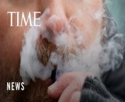 The New Zealand government on Wednesday announced a total ban on single-use e-cigarettes—also known as disposable vapes—and said it will increase the fines on retailers selling cigarettes and vapes to those under 18, in the country’s latest approach to discourage smoking among youth.