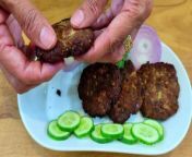 Chapli Kebab Recipe &#124; Peshawari Chapli Kabab Recipe &#124; Keeme Ke Kebab &#124; Shahi Kebab &#124;चपली कबाब रेसिपी &#124; पेशावरी चपली कबाब रेसिपी &#124; कीमे के कबाब &#124; शाही कबाब &#124; চাপলি কাবাব রেসিপি &#124; Рецепт шашлыка Чапли &#124;Chapli Kebap Tarifi .&#60;br/&#62;&#60;br/&#62;Chapli Kebab :-Chapli kebab or chapli kabab (Pashto: چپلي کباب) is a Pashtun-style minced kebab, usually made from ground beef, mutton or chicken with various spices in the shape of a patty. &#60;br/&#62;The chapli kabab originates from Peshawar in Pakistan. The Peshawari chapli kabab is made with beef and is a popular street food throughout South Asia, including Pakistan, India, Afghanistan and Bangladesh.&#60;br/&#62;&#60;br/&#62;Frequent Youtube Searches :-&#60;br/&#62;List of kebabs&#60;br/&#62;Pashtun cuisine&#60;br/&#62;Pakistani fast food&#60;br/&#62;Pakistani meat dishes&#60;br/&#62;Pakistani cuisine&#60;br/&#62;Afghan cuisine&#60;br/&#62;Peshawari Chapli Kabab Recipe&#60;br/&#62;Keeme Ke Kebab&#60;br/&#62;Shahi Kebab&#60;br/&#62;Chapli Kebab Recipe&#60;br/&#62;&#60;br/&#62;&#60;br/&#62;&#60;br/&#62;Click This To Follow My Social Handles :&#60;br/&#62;----------------------------------------------------------------------------&#60;br/&#62;Facebook: https://www.facebook.com/kitchen.amtuls/&#60;br/&#62;Twitter : https://twitter.com/AmtulsKitchen&#60;br/&#62;----------------------------------------------------------------------------