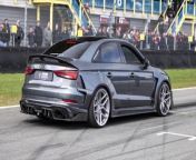 In this video you can see a modified Audi RS3 8V Sportback which has been fitted with a TTE700 turbo, CTS intake and a stage 3 remap by Tuningservice Huizen. But what makes this car really special is the widebody kit and the forged carbon everywhere. Here you can see some accelerations and revs during Hart voor Auto&#39;s Assen.