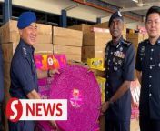 Johor marine police have busted a syndicate and seized more than RM800,000 worth of fireworks from a warehouse in Kulai.&#60;br/&#62;&#60;br/&#62;State police chief Comm M. Kumar said a 47-year-old man was arrested during the raid at around 5.30pm on Sunday (May 5).&#60;br/&#62;&#60;br/&#62;Read more at https://tinyurl.com/2hxwak93 &#60;br/&#62;&#60;br/&#62;WATCH MORE: https://thestartv.com/c/news&#60;br/&#62;SUBSCRIBE: https://cutt.ly/TheStar&#60;br/&#62;LIKE: https://fb.com/TheStarOnline