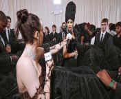 Don’t compare yourself to Cardi B! Cardi talks to Emma about the literal and figurative weight of her massive Met Gala dress.