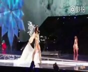 Chinese Victoria&#39;s Secret model Ming Xi stumbles and falls on the catwalk at the 2017