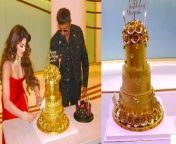 उर्वशी रौतेला ने हाल ही में अपना बर्थडे सेलिब्रेट किया है. उर्वशी के बर्थडे पर यो यो हनी सिंह ने उन्हें सोने का केक गिफ्ट किया है.किन जब हनी सिंह ने इस केक की कीमत बताई तो हर कोई चौंक गया था. &#60;br/&#62; &#60;br/&#62;Urvashi Rautela recently celebrated her birthday. On Urvashi&#39;s birthday, Yo Yo Honey Singh gifted her a gold cake. But when Honey Singh told the price of this cake, everyone was shocked. &#60;br/&#62; &#60;br/&#62;#UrvashiRautela#UrvashiRautelaGoldCake #UrvashiRautelaGoldCakePrice #YoyoHineySingh #UrvashiRautelaNews #UrvashiRautelaVideo &#60;br/&#62; &#60;br/&#62;&#60;br/&#62;~PR.114~ED.120~