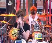 5 Seconds Of Summer performing live &#92;