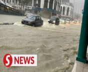 The sudden rain in Klang Valley has caused flash floods and traffic congestion, especially in Kajang, Selangor. &#60;br/&#62;&#60;br/&#62;&#60;br/&#62;Read more at https://tinyurl.com/yfz4pu2x&#60;br/&#62;&#60;br/&#62;WATCH MORE: https://thestartv.com/c/news&#60;br/&#62;SUBSCRIBE: https://cutt.ly/TheStar&#60;br/&#62;LIKE: https://fb.com/TheStarOnline
