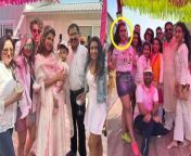 ग्लोबल स्टार प्रियंका चोपड़ा इन दिनों अपने पति निक जोनस और बेटी मालती से साथ इंडिया आई हुई हैं. इस बार एक्ट्रेस ने अपने देश में फैमिली संग होली का जश्न मनाया है.जिसमे मन्नारा चोपड़ा भी नज़र आई।&#60;br/&#62; &#60;br/&#62;Global star Priyanka Chopra has come to India these days with her husband Nick Jonas and daughter Malti. This time the actress celebrated Holi with her family in her country, in which Mannara Chopra was also seen. &#60;br/&#62; &#60;br/&#62;#Holi2024, #PriyankaChopraNickJonasHoliPartyInsideVideo, #MannaraChopraHoliPartyInsideVideo, #PriyankaNickMannaraHoliCelebration&#60;br/&#62;~ED.118~PR.266~